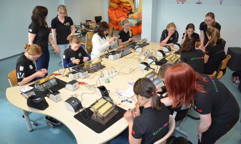girlsatec zu Besuch an Berliner Schule girlsatec zu Besuch an Berliner Schule