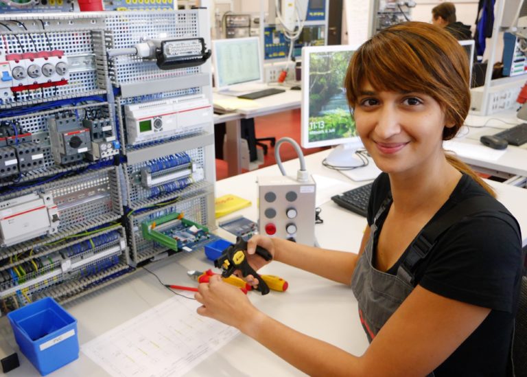 Elektronikerin für Betriebstechnik