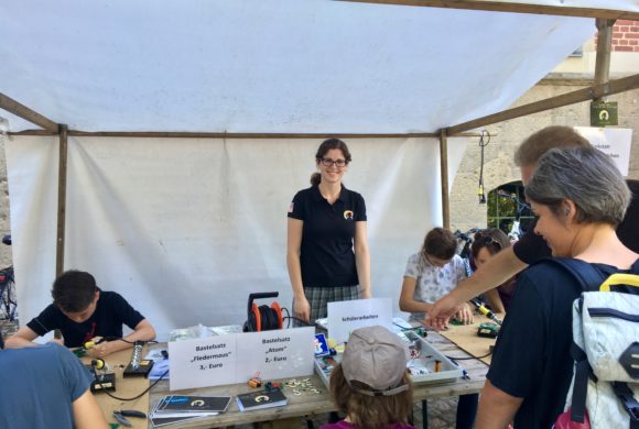 girlsatec Löt-AG beim Schulfest girlsatec Löt-AG beim Schulfest